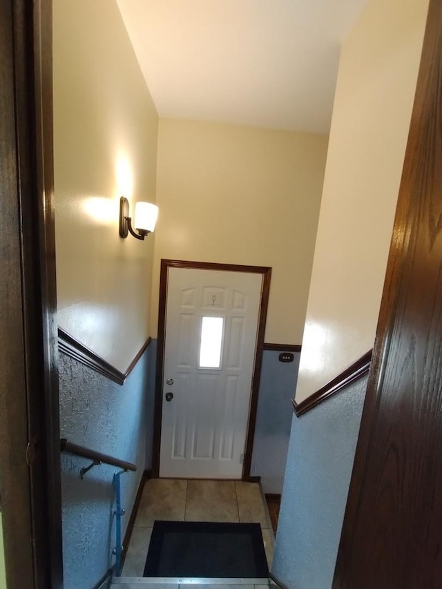 1173 Lucas St, Calumet City, IL 60409 - entryway featuring light tile patterned floors
