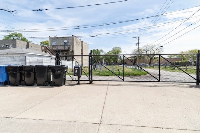 4639 S Saint Lawrence Ave Unit 2, Chicago, IL 60653 - gate with fence