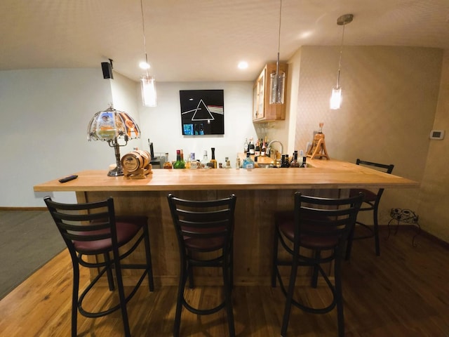 24-114 Lake Carroll Blvd, Lake Carroll, IL 61046 - indoor wet bar featuring wood finished floors, decorative light fixtures, and baseboards