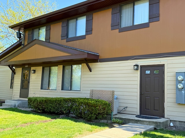 view of front of home featuring a front lawn