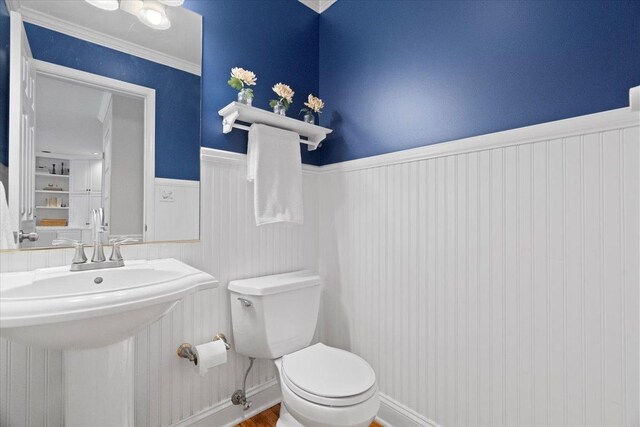 519 Long Hill Rd, Gurnee, IL 60031 - bathroom with a wainscoted wall, toilet, crown molding, and wood finished floors