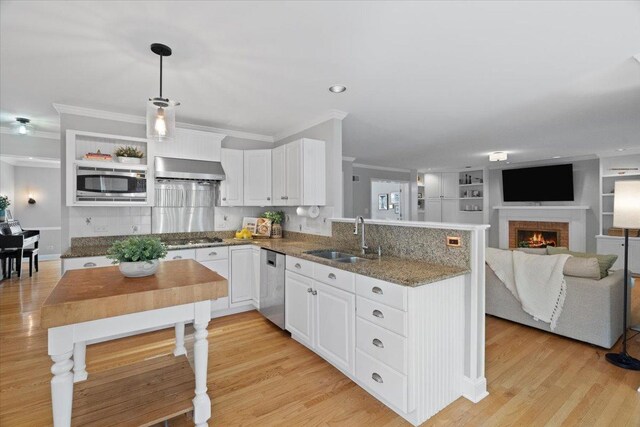 519 Long Hill Rd, Gurnee, IL 60031 - kitchen featuring a sink, stainless steel appliances, a peninsula, crown molding, and white cabinetry