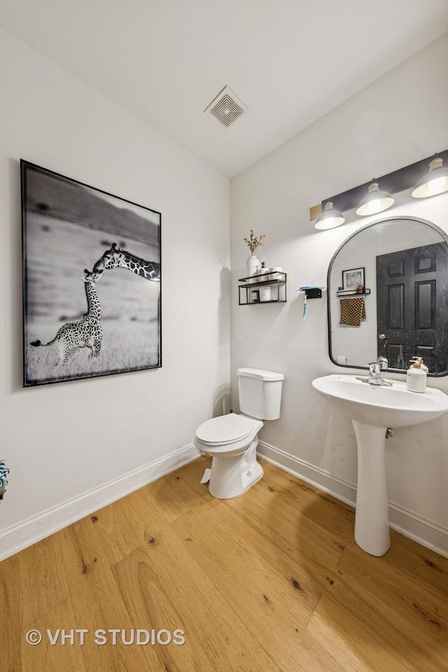 635 Mansfield Way, Oswego, IL 60543 - bathroom featuring wood finished floors, toilet, and baseboards