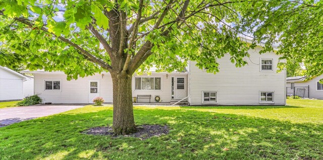 7 Birch Ln, Villa Grove, IL 61956 - view of front of house with a front yard