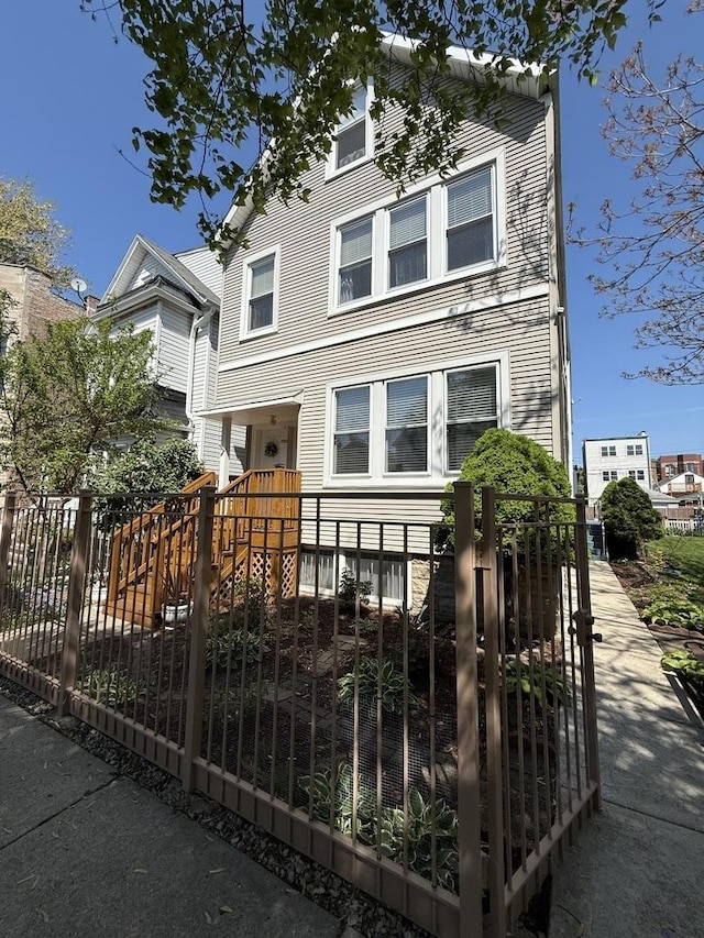 1723 N Richmond St, Chicago, IL 60647 - view of front of property featuring a fenced front yard