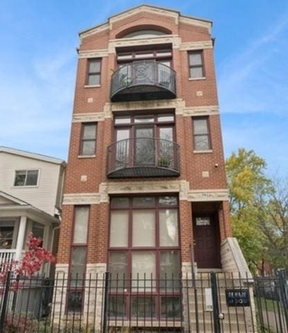 3934 W Argyle St Unit 3, Chicago, IL 60625 - view of property with a fenced front yard
