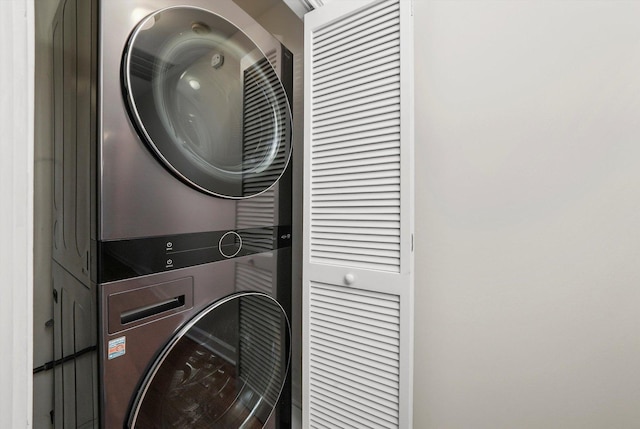 6640 S Kimbark Ave Unit 3, Chicago, IL 60637 - washroom with stacked washer and clothes dryer