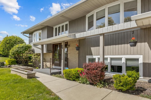 50 Kendal Rd, Elk Grove Village, IL 60007 - entrance to property featuring brick siding and a yard