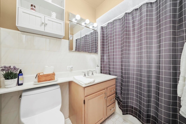 full bath featuring tile walls, vanity, toilet, tasteful backsplash, and a shower with curtain