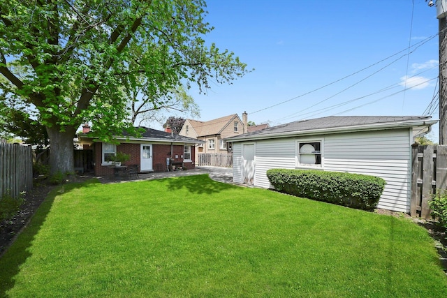 view of yard featuring an outbuilding