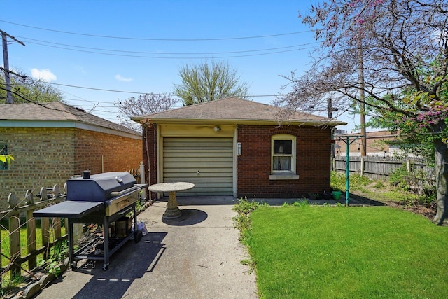 3732 Wisconsin Ave, Berwyn, IL 60402 - view of outdoor structure featuring a garage, driveway, and an outdoor structure