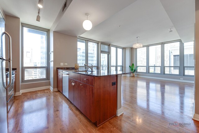 565 W Quincy St Unit 1206, Chicago, IL 60661 - kitchen featuring a peninsula, a sink, light wood-type flooring, and healthy amount of natural light