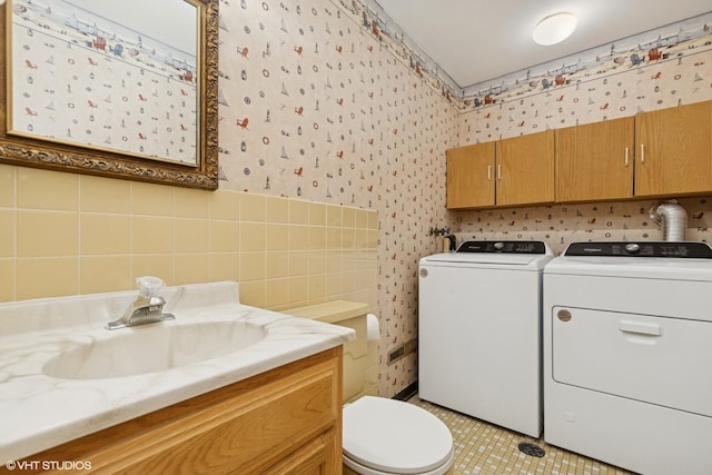 1092 Aberdeen Ln, Mundelein, IL 60060 - bathroom with independent washer and dryer, toilet, vanity, wallpapered walls, and tile patterned floors