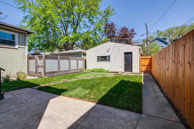 842 Mapleton Ave, Oak Park, IL 60302 - view of yard featuring a patio area and an outdoor structure