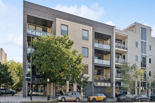 view of apartment building / complex
