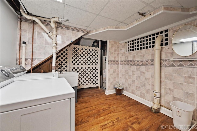 1731 Garfield Ave, Aurora, IL 60506 - laundry area featuring washing machine and dryer, wood finished floors, gas water heater, and tile walls