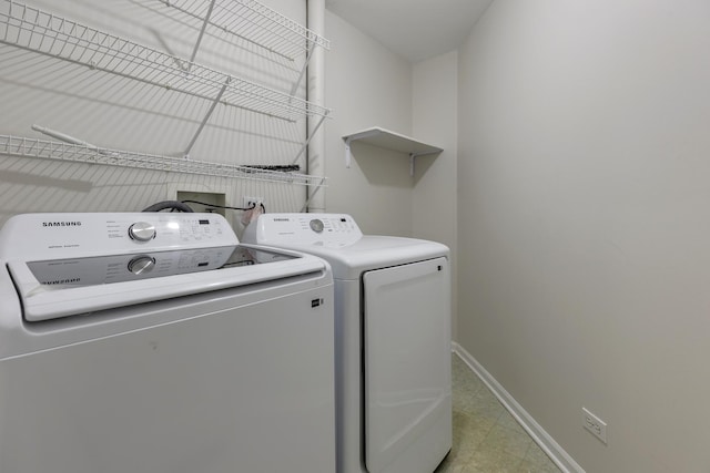 119 Allerton Dr, Schaumburg, IL 60194 - laundry area featuring washer and clothes dryer and baseboards