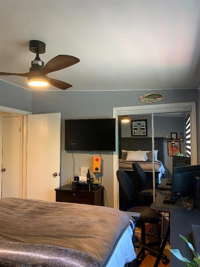 8632 New England Ave, Burbank, IL 60459 - bedroom with an office area