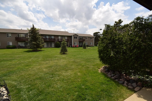 378 Wilmington Dr Unit B1, Bartlett, IL 60103 - view of green lawn