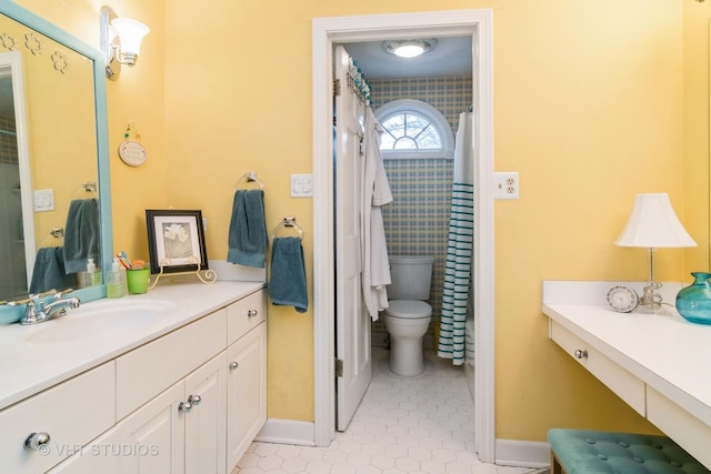 401 S Carlyle Pl, Arlington Heights, IL 60004 - full bathroom featuring vanity, baseboards, toilet, tile patterned flooring, and curtained shower