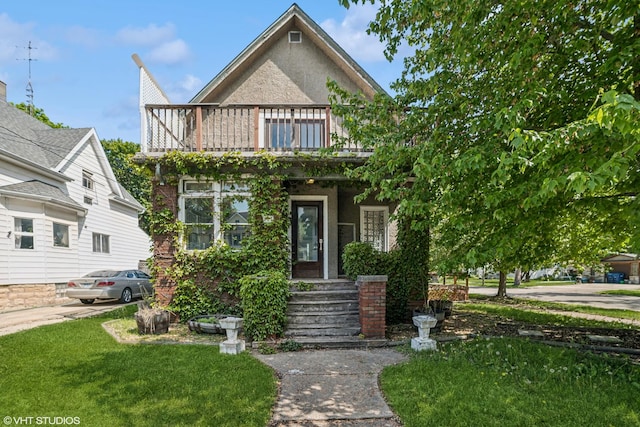 827 Lewis St, Dekalb, IL 60115 - tudor home with a balcony and a front yard