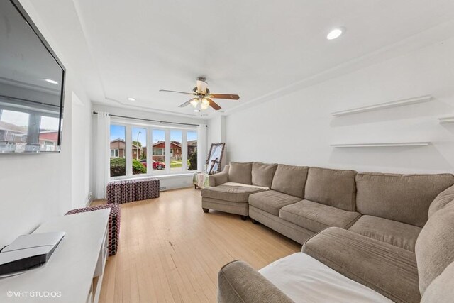 living area with ceiling fan, light wood-type flooring, and recessed lighting