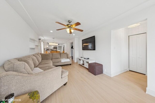 living area with a ceiling fan, light wood-style floors, recessed lighting, and baseboards