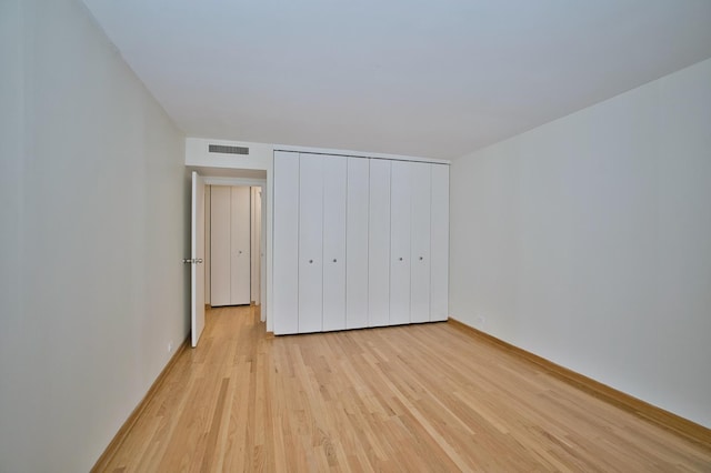 6007 N Sheridan Rd Unit 25F, Chicago, IL 60660 - unfurnished bedroom featuring light wood-style floors, baseboards, and a closet
