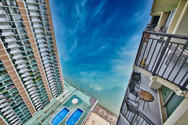 6007 N Sheridan Rd Unit 25F, Chicago, IL 60660 - view of pool