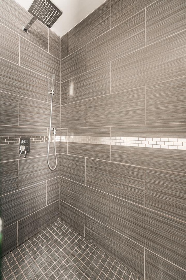 6337 N Magnolia Ave Unit 2, Chicago, IL 60660 - bathroom featuring a tile shower