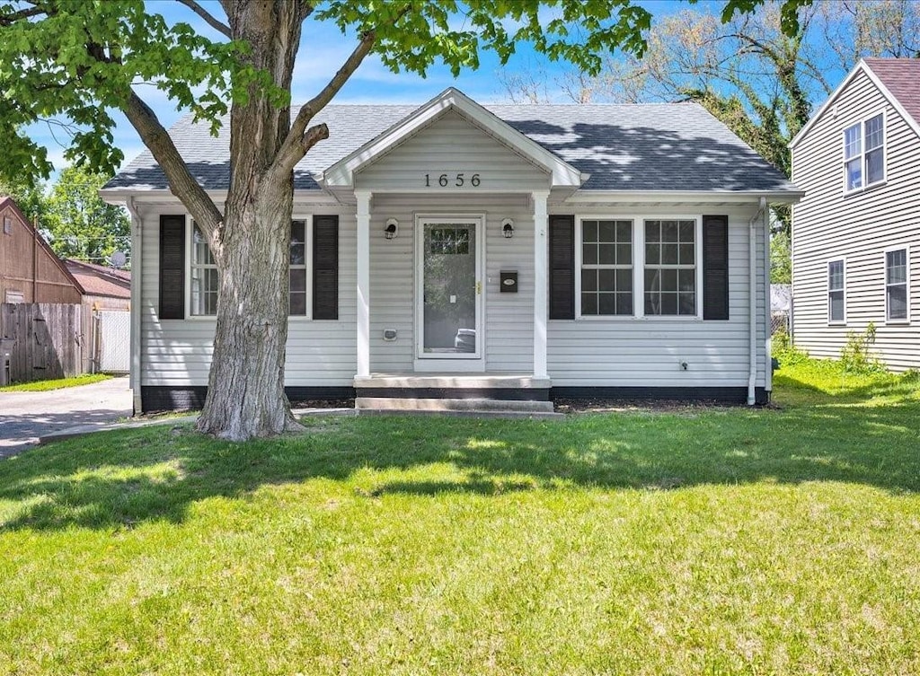 1656 N Franklin St, Danville, IL 61832 - bungalow-style home featuring roof with shingles and covered porch