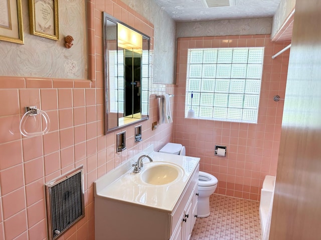 6600 N Kenton Ave, Lincolnwood, IL 60712 - full bath featuring tile walls, toilet, tile patterned flooring, vanity, and wallpapered walls