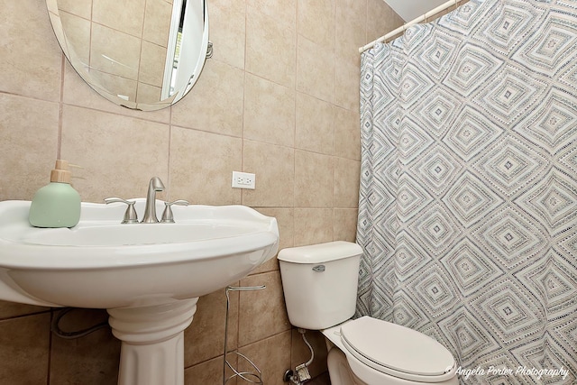 716 Lagoon Ter, Round Lake Beach, IL 60073 - full bathroom with tile walls, toilet, and a shower with curtain