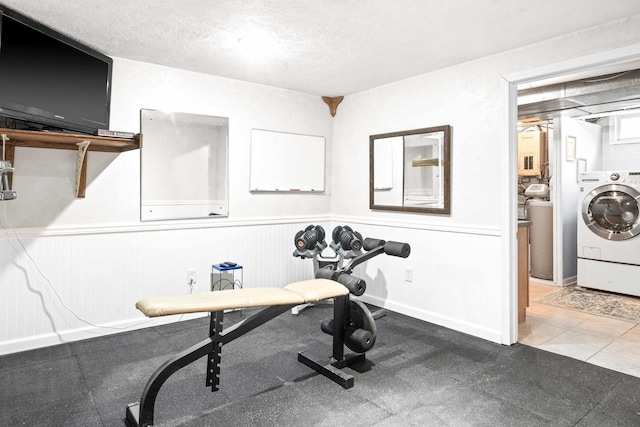 19423 Lakeside Ln, Bloomington, IL 61705 - workout room with washer / clothes dryer, wainscoting, and a textured ceiling