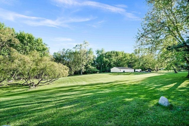 19423 Lakeside Ln, Bloomington, IL 61705 - surrounding community with a lawn and view of wooded area