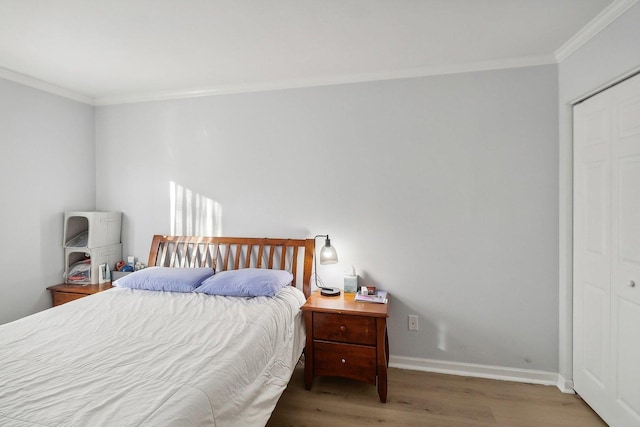 35634 N Greenleaf Ave, Ingleside, IL 60041 - bedroom with crown molding, wood finished floors, baseboards, and a closet