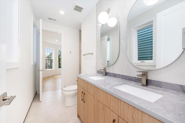 1542 W Highland Ave, Chicago, IL 60660 - full bathroom with toilet, tile patterned flooring, double vanity, and recessed lighting