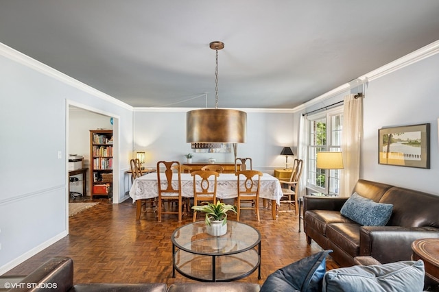 living area with crown molding and baseboards
