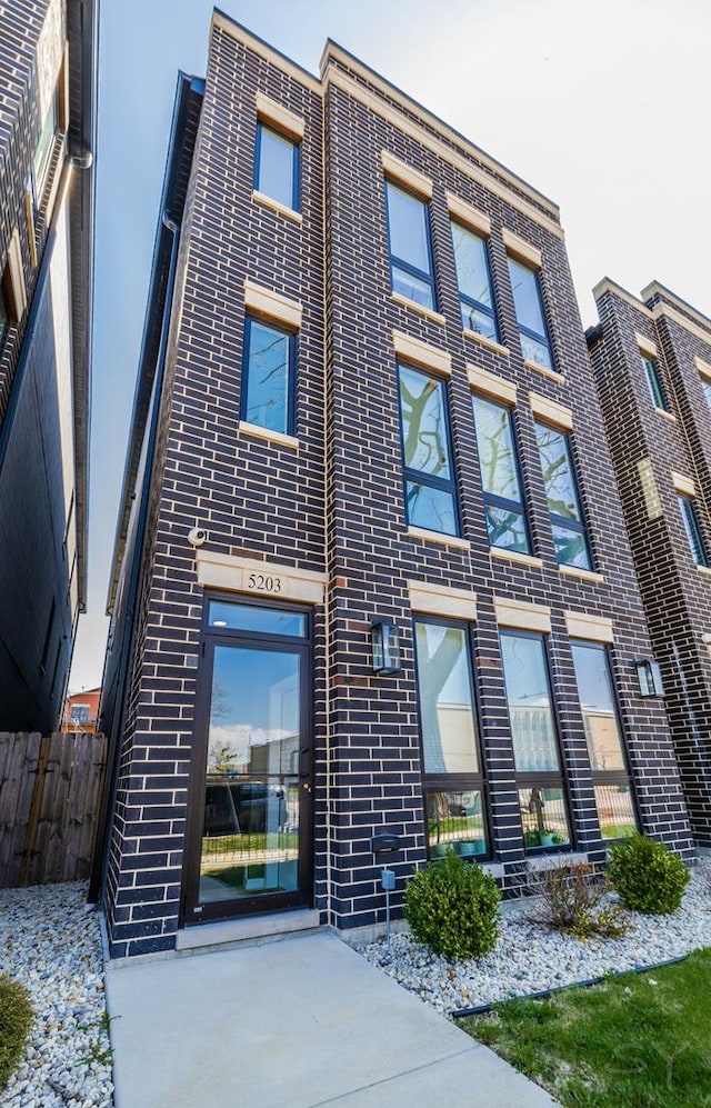 5201 S Wabash Ave, Chicago, IL 60615 - view of property with fence