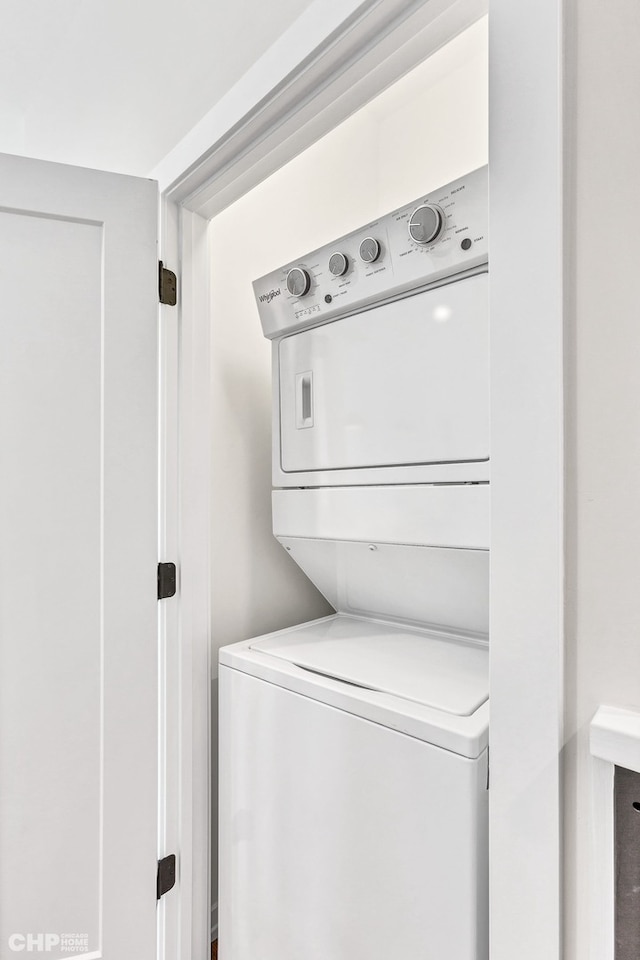 5201 S Wabash Ave, Chicago, IL 60615 - laundry area with stacked washer and clothes dryer
