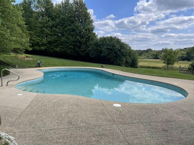64 Ridge Rd, Barrington Hills, IL 60010 - swimming pool featuring a yard and a patio area