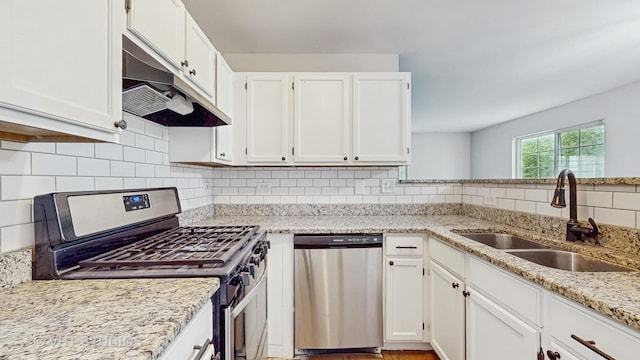 733 Fieldcrest Dr Unit A, South Elgin, IL 60177 - kitchen with appliances with stainless steel finishes, a sink, under cabinet range hood, and white cabinetry