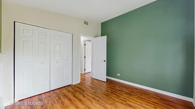 733 Fieldcrest Dr Unit A, South Elgin, IL 60177 - unfurnished bedroom with light wood finished floors, a closet, and baseboards
