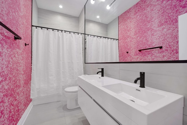 3056 N Monticello Ave, Chicago, IL 60618 - bathroom with a shower with shower curtain, toilet, double vanity, and wallpapered walls