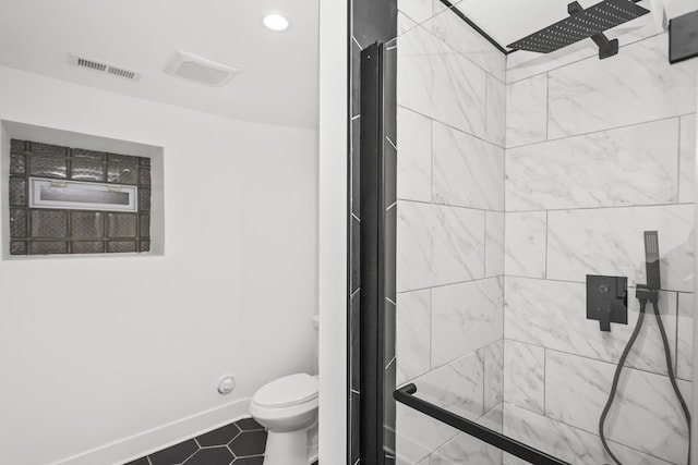 6610 S Saint Lawrence Ave, Chicago, IL 60637 - bathroom featuring a tile shower, toilet, tile patterned floors, recessed lighting, and baseboards