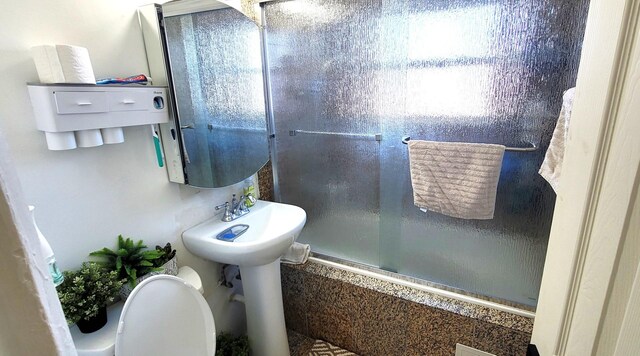 5644 Lyons St, Morton Grove, IL 60053 - full bath featuring enclosed tub / shower combo and toilet