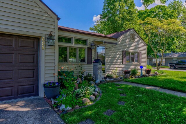 606 E Houghton St, Tuscola, IL 61953 - view of front of home with a front yard