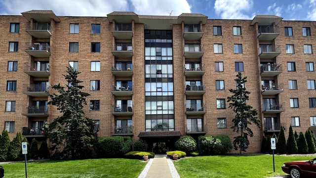 view of apartment building / complex