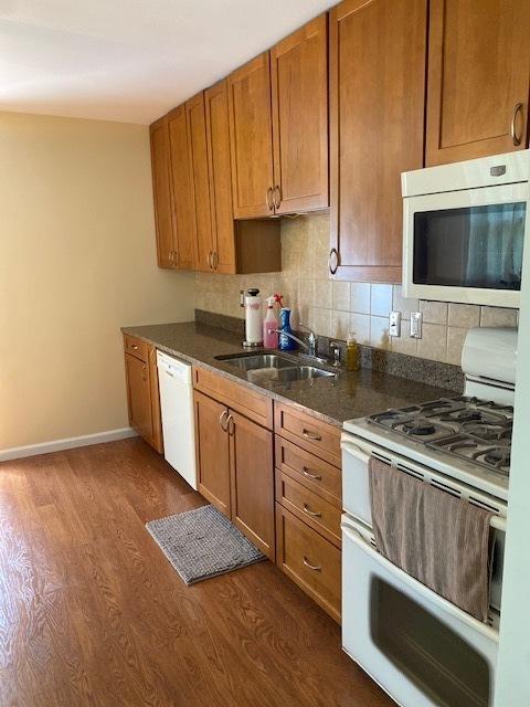 950 Arlon Rd, Aurora, IL 60506 - kitchen featuring white appliances, a sink, tasteful backsplash, and brown cabinetry
