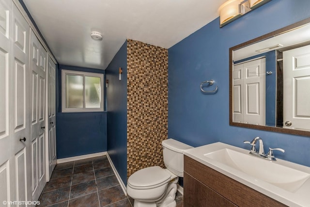 618 Hampton Cir, Elgin, IL 60120 - bathroom with vanity, toilet, baseboards, and tile patterned flooring
